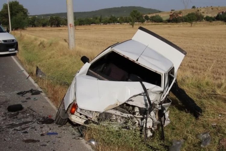 Uşak'ta iki otomobil &ccedil;arpıştı: 5 kişi yaralandı