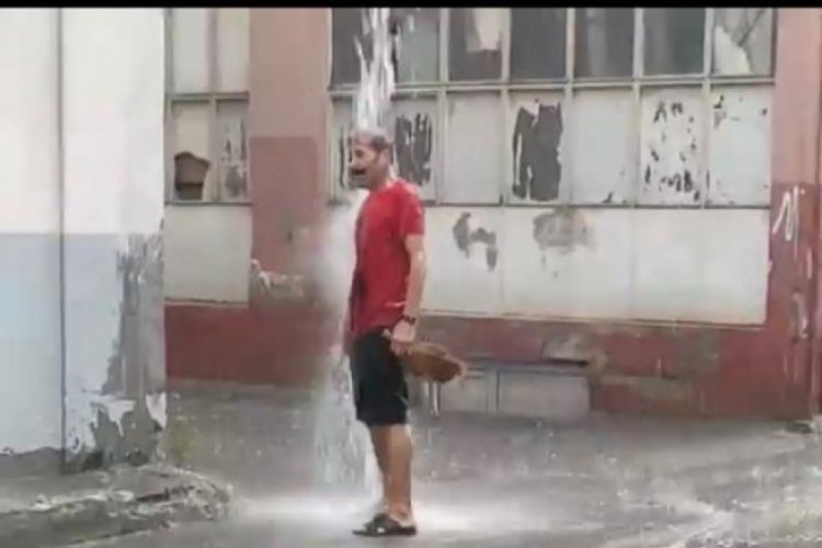 Bursa'da yağmur altında banyo keyfi