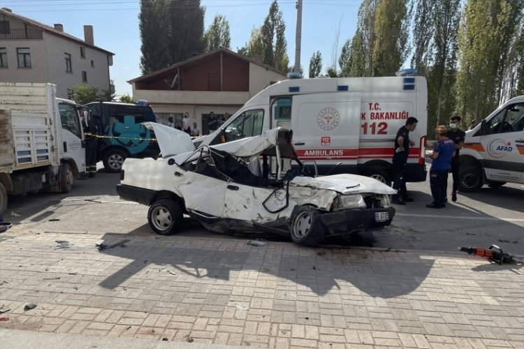 Aksaray'da otomobil kamyona &ccedil;arptı: 2 kişi hayatını kaybetti