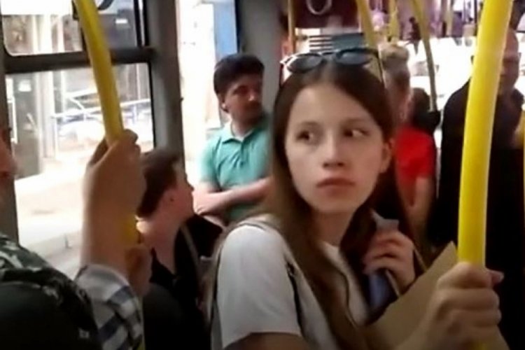 Bursa'da halk otob&uuml;s&uuml;nde yağmur eşliğinde yolculuk: Bizi haberlere mi &ccedil;ıkaracaksın