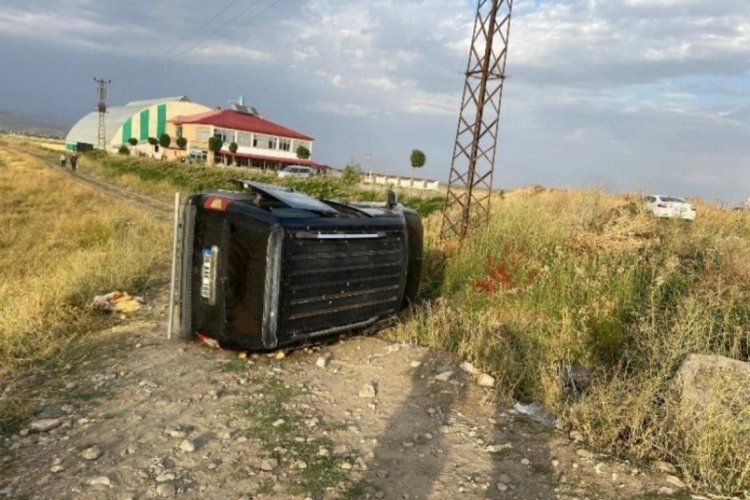 Ağrı'da kamyonet şarampole devrildi: 5 yaralı