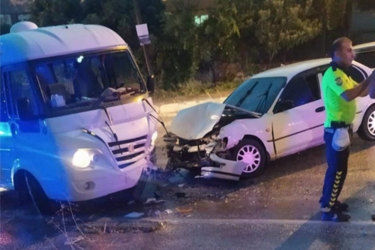 Osmaniye'de minib&uuml;s ile otomobilin &ccedil;arpıştığı kazada 9 kişi yaralandı