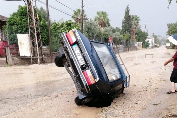 Osmaniye'de yol &ccedil;&ouml;kt&uuml;, otomobil i&ccedil;ine d&uuml;şt&uuml;