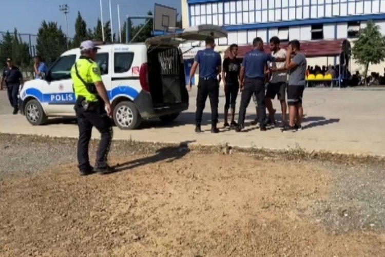 İzmir'de ka&ccedil;mak isteyen g&ouml;&ccedil;menler, kaldıkları odayı yaktılar