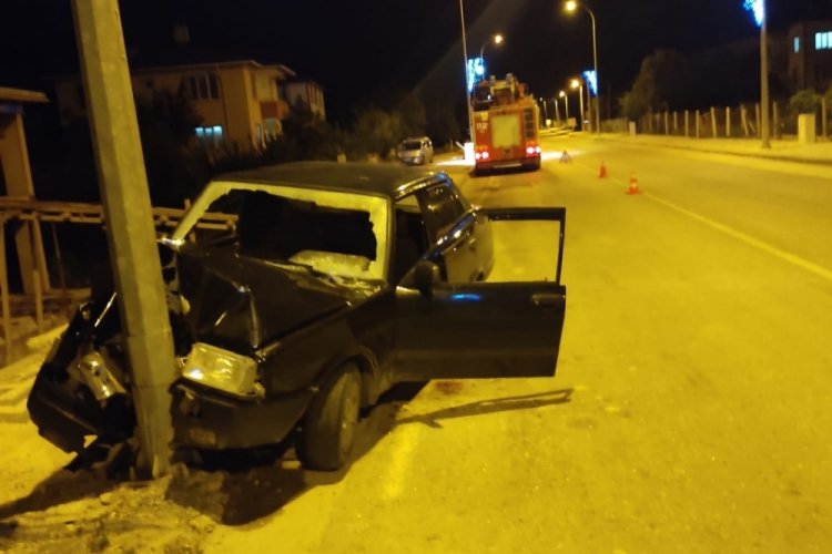 Bilecik'te elektrik direğine &ccedil;arpan s&uuml;r&uuml;c&uuml; yaralandı