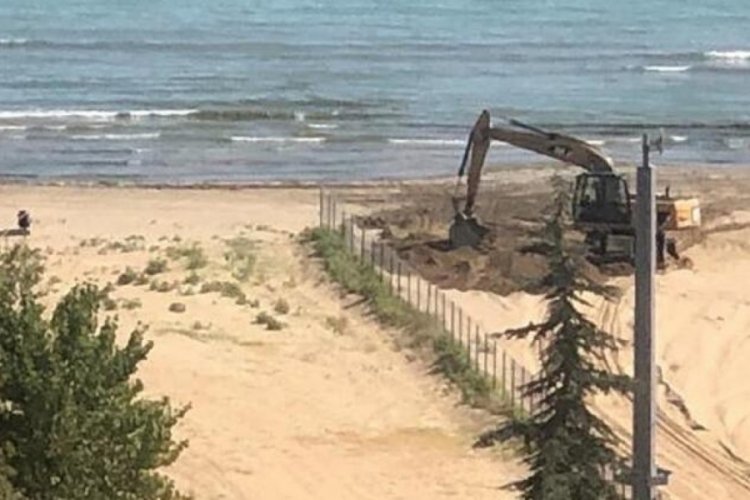 Isparta'nın Altınkum plajına kep&ccedil;eyle m&uuml;dahale tepki &ccedil;ekti