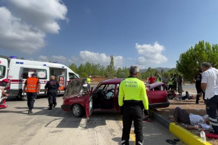 Muğla'da iki otomobil &ccedil;arpıştı: 5 kişi yaralandı