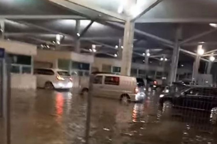 Edirne'de şiddetli yağış yolları g&ouml;le &ccedil;evirdi