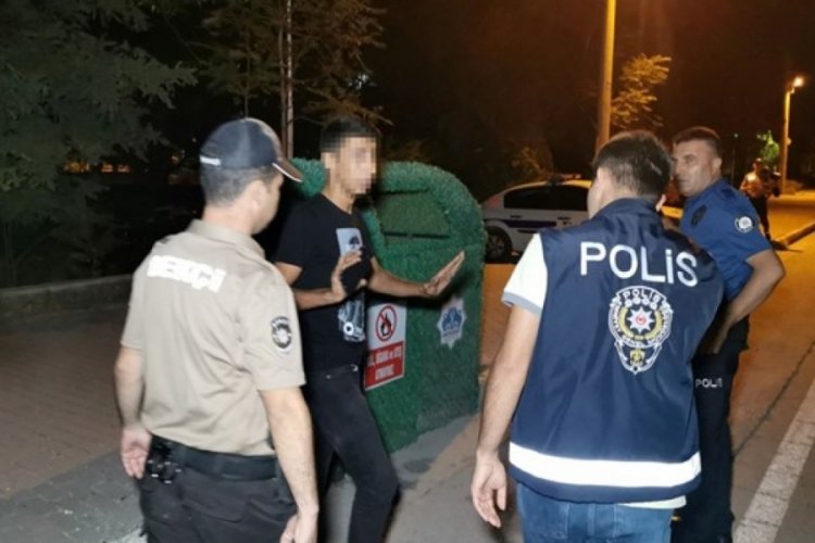 Ehliyetsiz s&uuml;r&uuml;c&uuml;, polisleri d&ouml;vd&uuml;rmek i&ccedil;in adam &ccedil;ağırdı