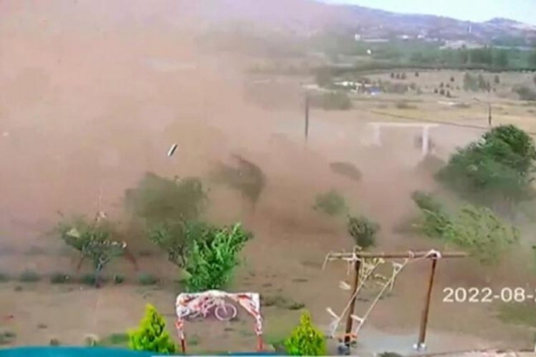 Burdur'da hortum oluştu, bir kişi havaya savruldu