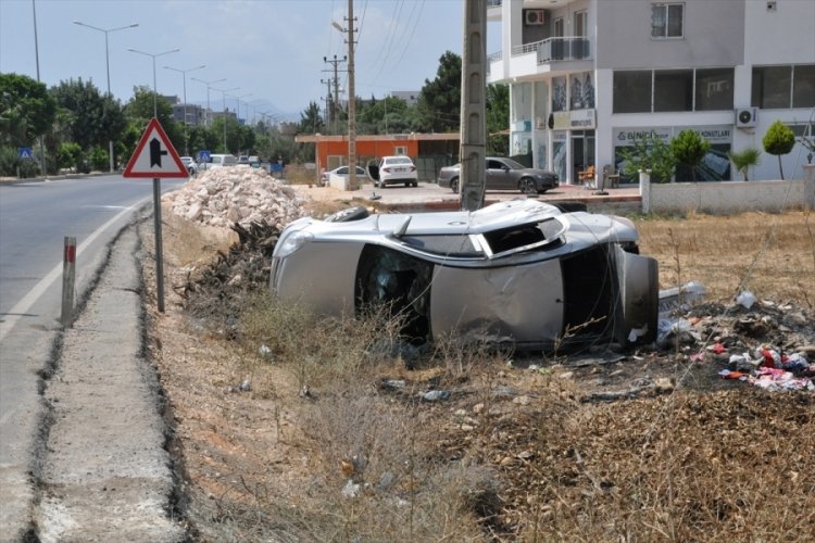 Mersin'de devrilen ara&ccedil; elektrik direğine &ccedil;arptı: 6 kişi yaralandı