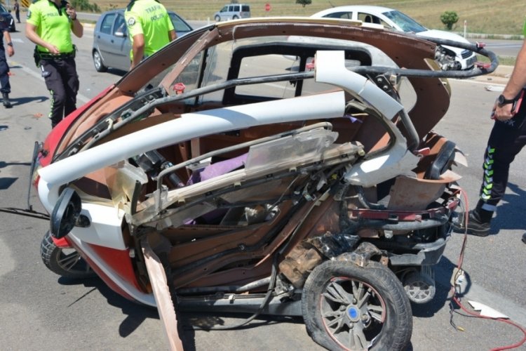 Afyonkarahisar'da otomobil mopete &ccedil;arptı