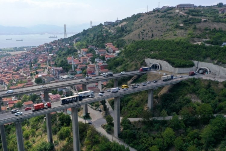 Anadolu Otoyolu'nda meydana gelen kaza sebebiyle yolda uzun kuyruklar oluştu