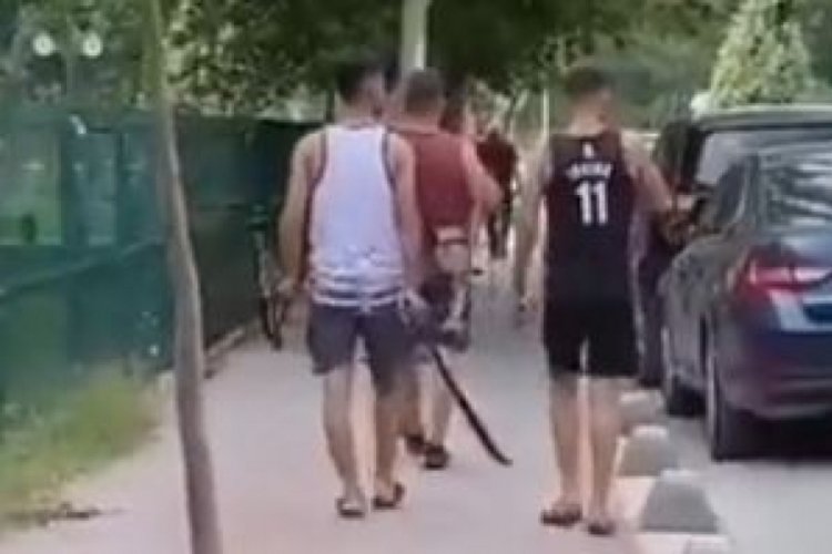 Eskişehir'de 3 gen&ccedil; sokak ortasında kılı&ccedil;la y&uuml;r&uuml;d&uuml;