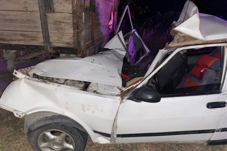 İzmir'de otomobil trakt&ouml;r kasasına &ccedil;arptı: 1 &ouml;l&uuml;