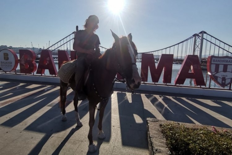 Savaşlara dikkat &ccedil;ekmek isteyen adam Kocaeli'den yola &ccedil;ıktı