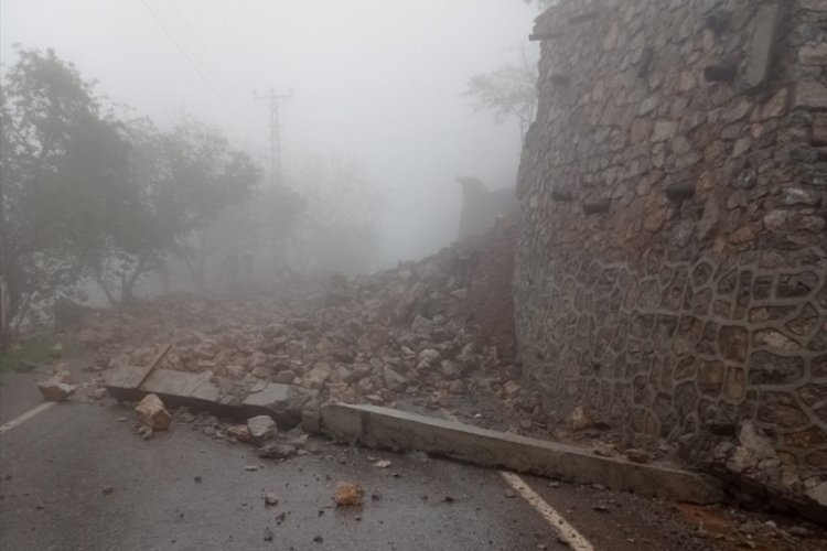 Hatay'da istinat duvarı &ccedil;&ouml;kt&uuml;, motosiklet s&uuml;r&uuml;c&uuml;s&uuml; altında kaldı
