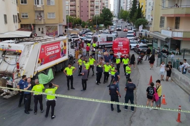 Adana'da &ccedil;&ouml;p kamyonunun altında kalan 12 yaşındaki &ccedil;ocuk hayatını kaybetti