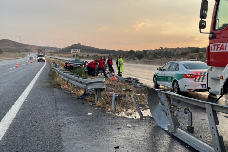İstanbul-İzmir otoyolunda ara&ccedil; ref&uuml;je &ccedil;arptı: 2 &ouml;l&uuml;, 2 yaralı