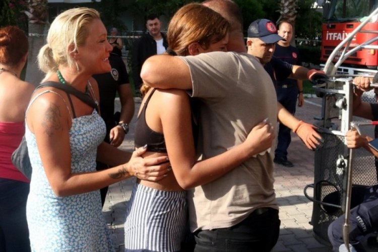 Antalya'daki yangında mahsur kalan Tuğsem ile 2 kedisi sepetli merdivenle kurtarıldı