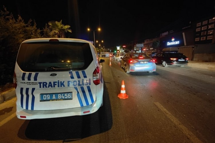 Aydın'da kamyonetin &ccedil;arptığı gen&ccedil; kız yaşam m&uuml;cadelesi veriyor