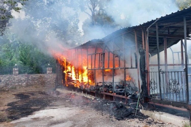 Muğla Fethiye'deki bungalov ev, alev alev yandı