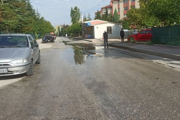 Eskişehir'de iki g&uuml;nd&uuml;r sokağa sızan su boşa akıyor
