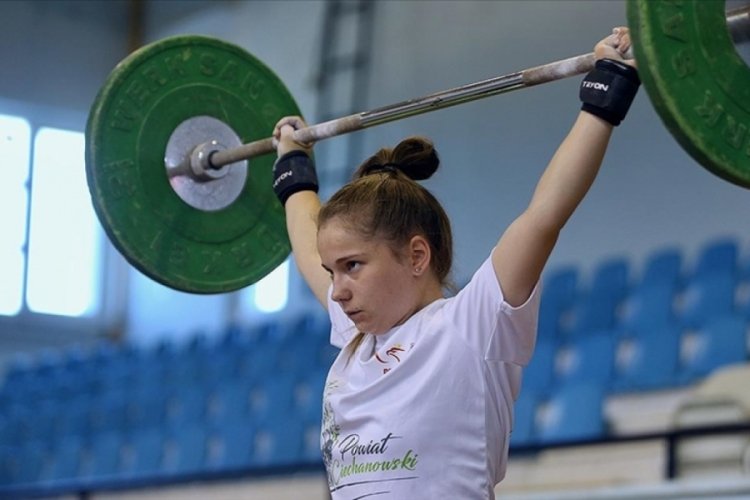 17 yaşındaki milli halterci Ceren'in hedefi d&uuml;nya şampiyonluğu
