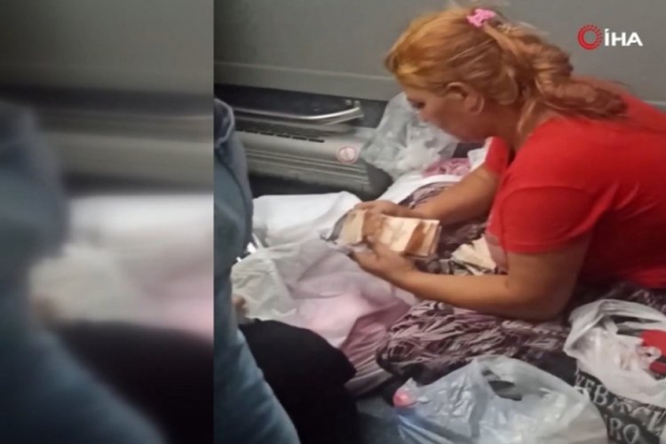 İstanbul'da metrob&uuml;ste hasılatlarını sayan dilenciler şaşırttı