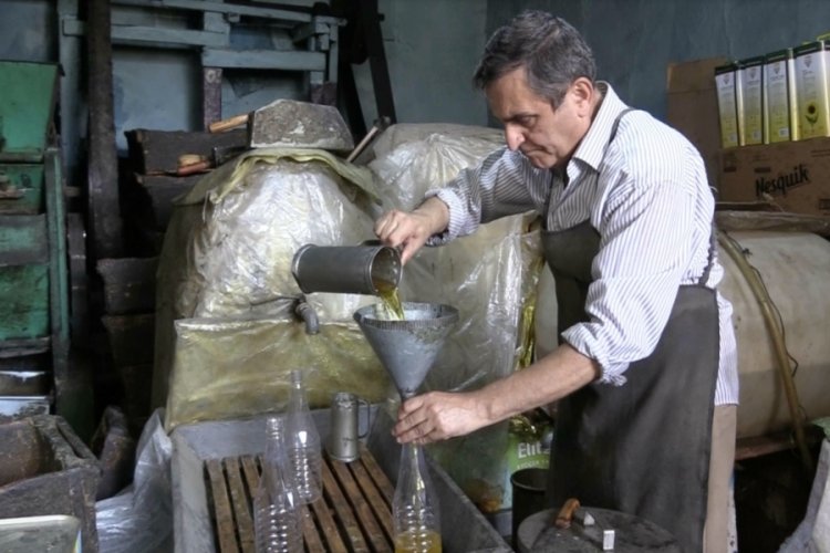 Asırlık imalathanede geleneksel y&ouml;ntemle ay&ccedil;i&ccedil;eği yağı &uuml;retiyor