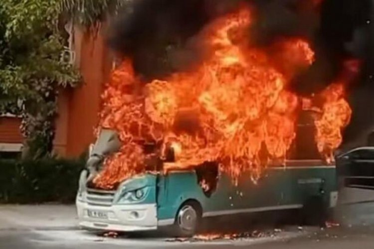 İzmir'de seyir halindeki yolcu minib&uuml;s&uuml;, alev alev yandı
