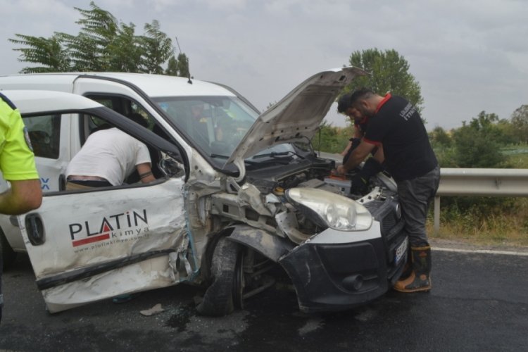 Kırklareli'nde hafif ticari ara&ccedil; ile minib&uuml;s &ccedil;arpıştı