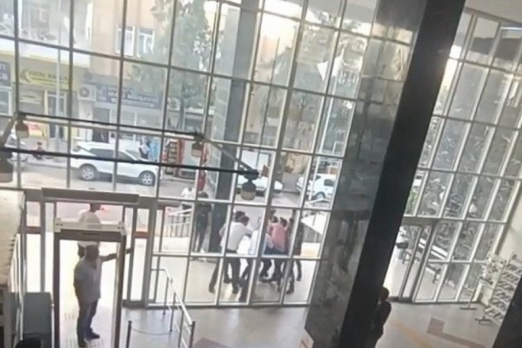 Adıyaman'da defterdarlık binası &ouml;n&uuml;nde kavga &ccedil;ıktı