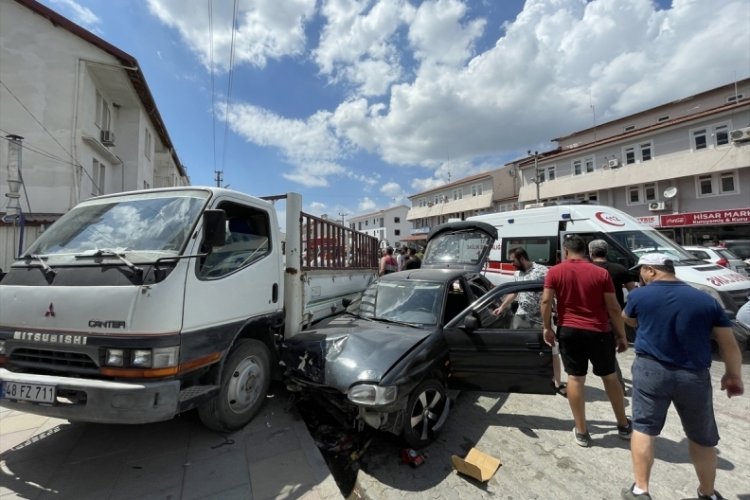 Muğla'da iki otomobil &ccedil;arpıştı, 3 kişi yaralandı