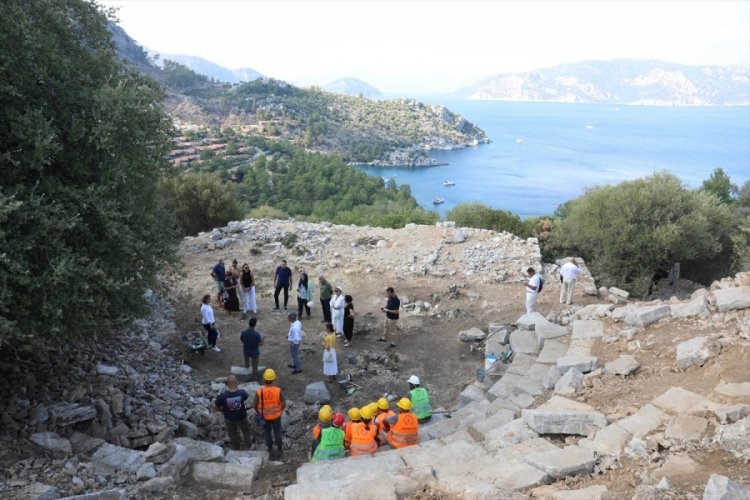 2 bin 200 yıllık Amos Antik Kenti'nde tiyatro alanı g&uuml;n y&uuml;z&uuml;ne &ccedil;ıkarılıyor