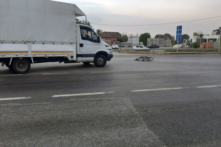 Sakarya'da bisikletiyle yolun karşısına ge&ccedil;mek isteyen gen&ccedil; canından oldu
