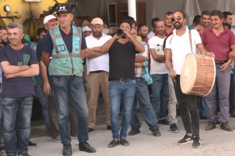 Karab&uuml;k'te belediye iş&ccedil;ilerinden y&uuml;zde 80'lik zamma davullu zurnalı kutlama