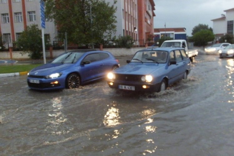 Balıkesir Burhaniye'de sağanak yağış etkili oldu