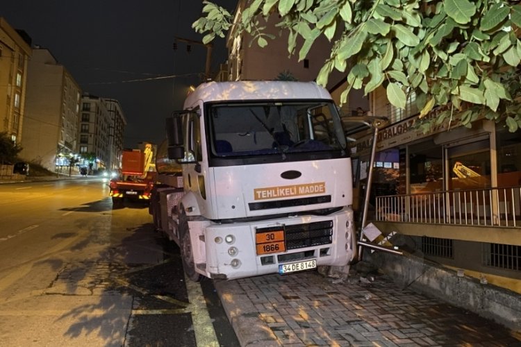 Kocaeli'nde freni boşalan tanker otob&uuml;s durağına daldı