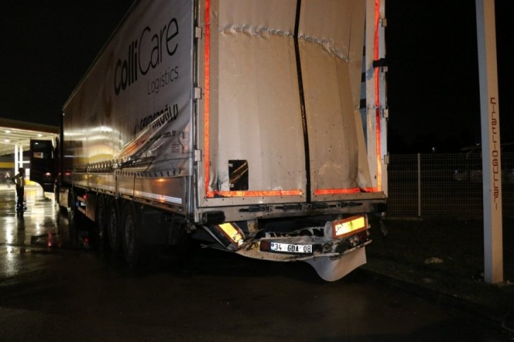 Sakarya'da D-650'de yolcu otob&uuml;s&uuml; tıra &ccedil;arptı: 25 yaralı