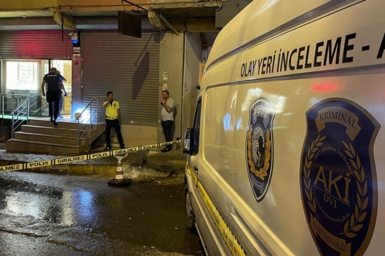 İstanbul'da kuyumcuyu soyup d&uuml;kkandaki iki kişiyi vurdular