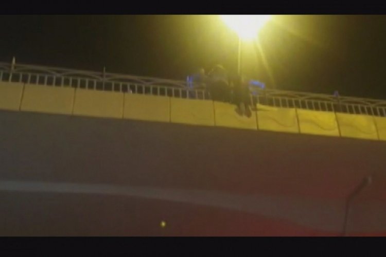 Kayseri'de &uuml;st ge&ccedil;itten atlamak isteyen 2 kadını havada yakaladılar