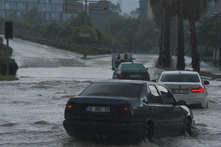 İzmir'de kuvvetli yağış nedeniyle cadde ve sokaklar g&ouml;le d&ouml;nd&uuml;
