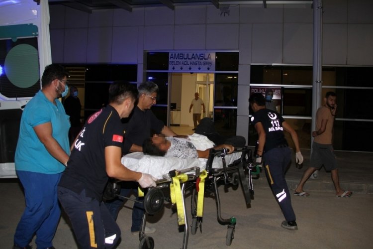 Manisa'da d&uuml;ğ&uuml;nde taşlı sopalı kavga: 2'si ağır 11 yaralı