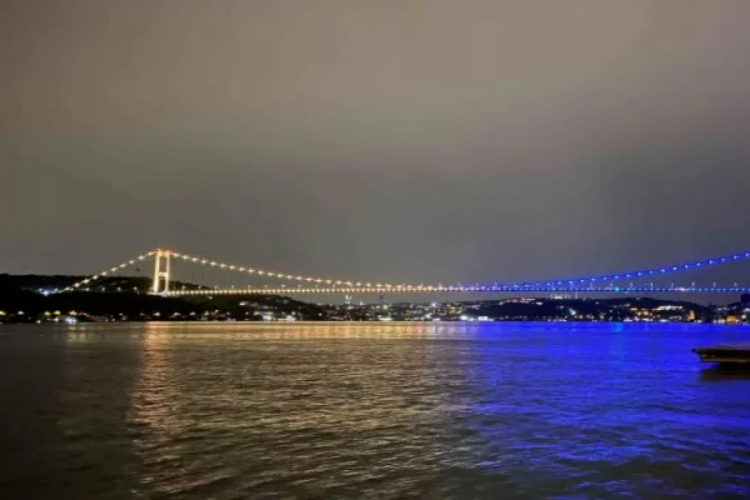 FSM K&ouml;pr&uuml;s&uuml;'nde Ukrayna bayrağının renkleri