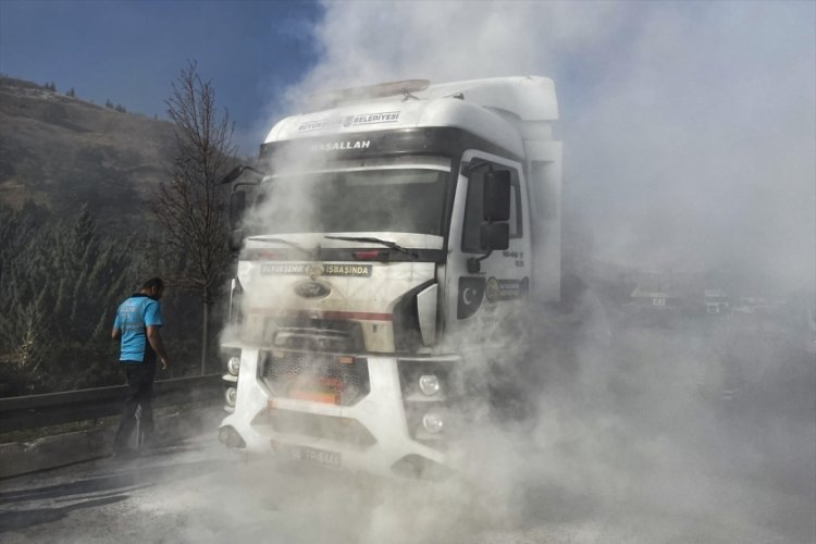 Ankara B&uuml;y&uuml;kşehir Belediyesine ait tırda yangın &ccedil;ıktı