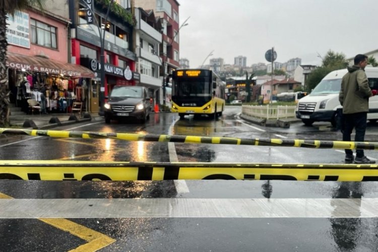 İstanbul'da ara&ccedil;ların ge&ccedil;işi sırasında yol &ccedil;&ouml;kt&uuml;