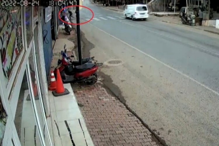 Bursa'da şimşeğin yaşattığı panik kameraya yansıdı