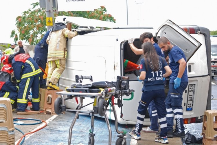 İstanbul'da minib&uuml;s aydınlatma direğine &ccedil;arptı