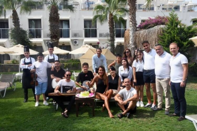 &Ouml;zlem Yıldız'a s&uuml;rpriz doğum g&uuml;n&uuml;